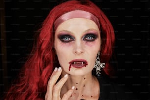 Eine Frau mit roten Haaren und Make-up posiert für ein Foto