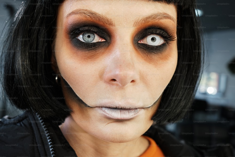 Una donna con il trucco nero e un naso finto