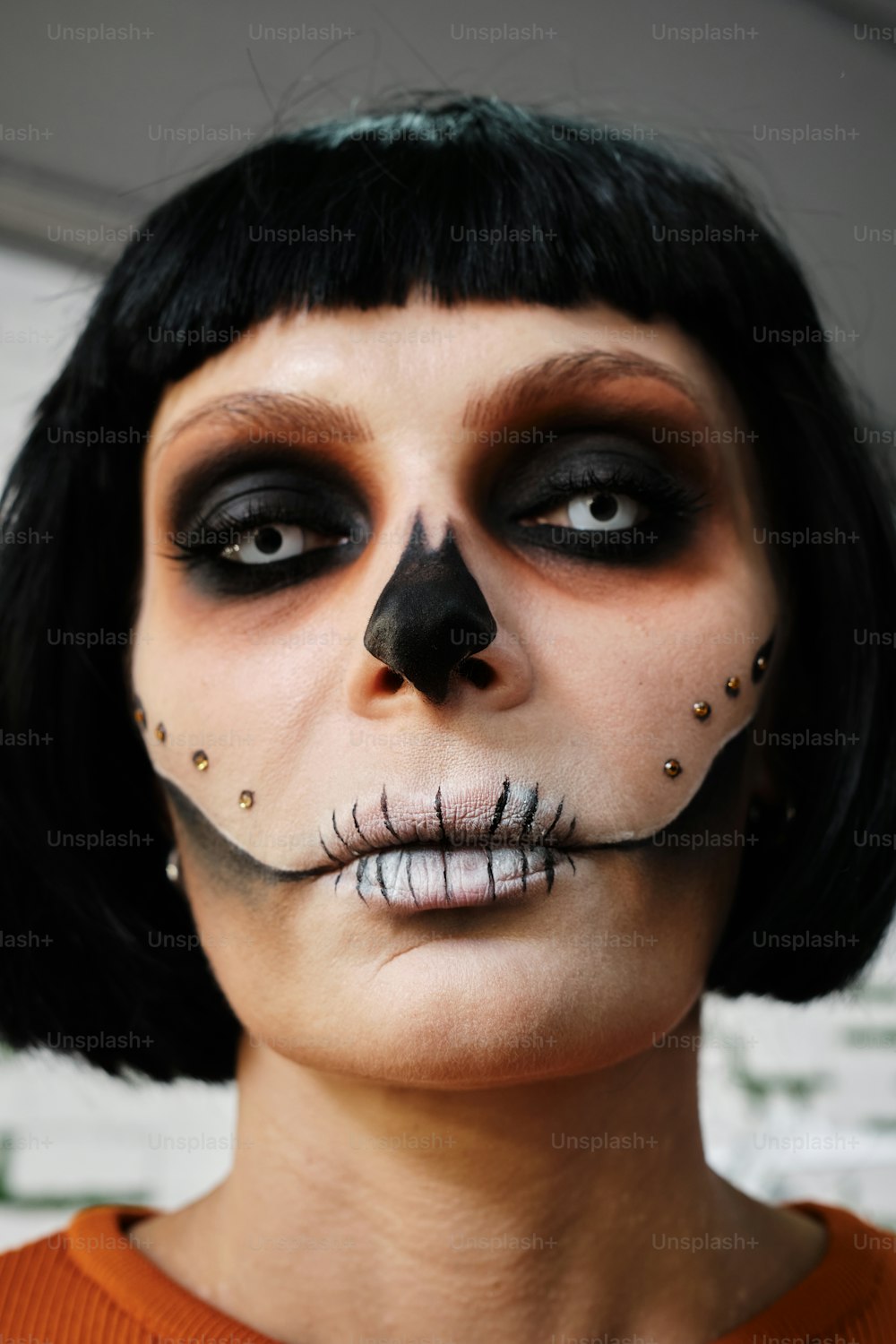 Una donna con un trucco scheletrico sul suo viso