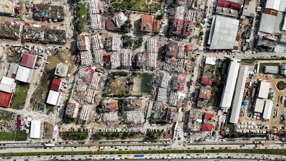 Luftaufnahme einer Stadt mit vielen Gebäuden