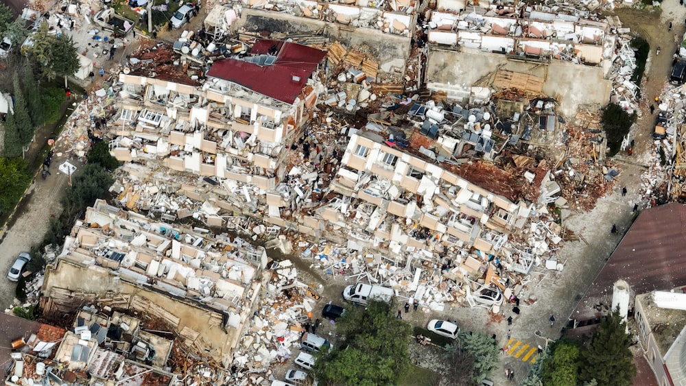 une vue aérienne d’un bâtiment détruit