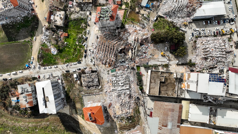 Una vista aérea de una ciudad con muchos escombros