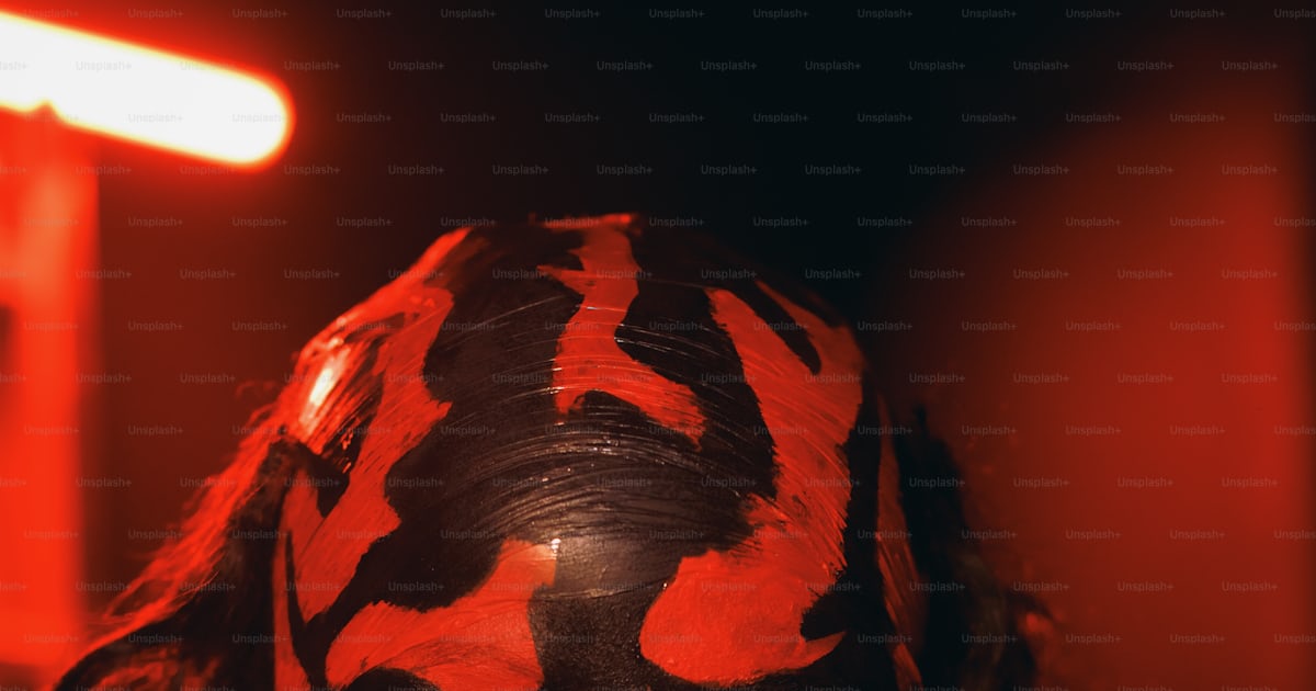 Un homme au visage peint et aux cheveux roux photo – Diable Photo sur ...