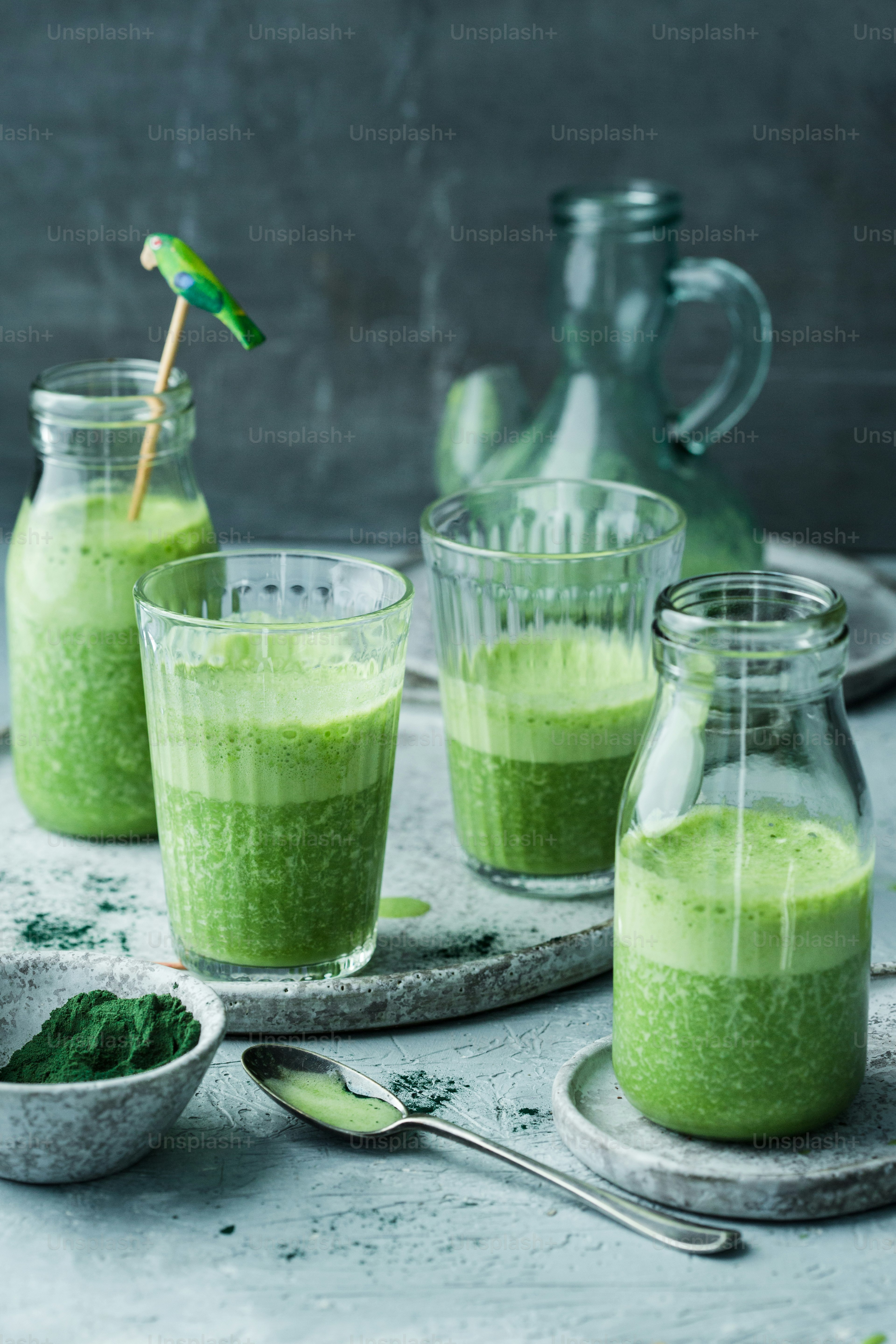 uma mesa coberta com copos cheios de líquido verde