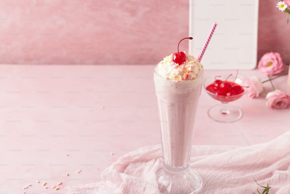 uma xícara de sorvete com uma cereja por cima