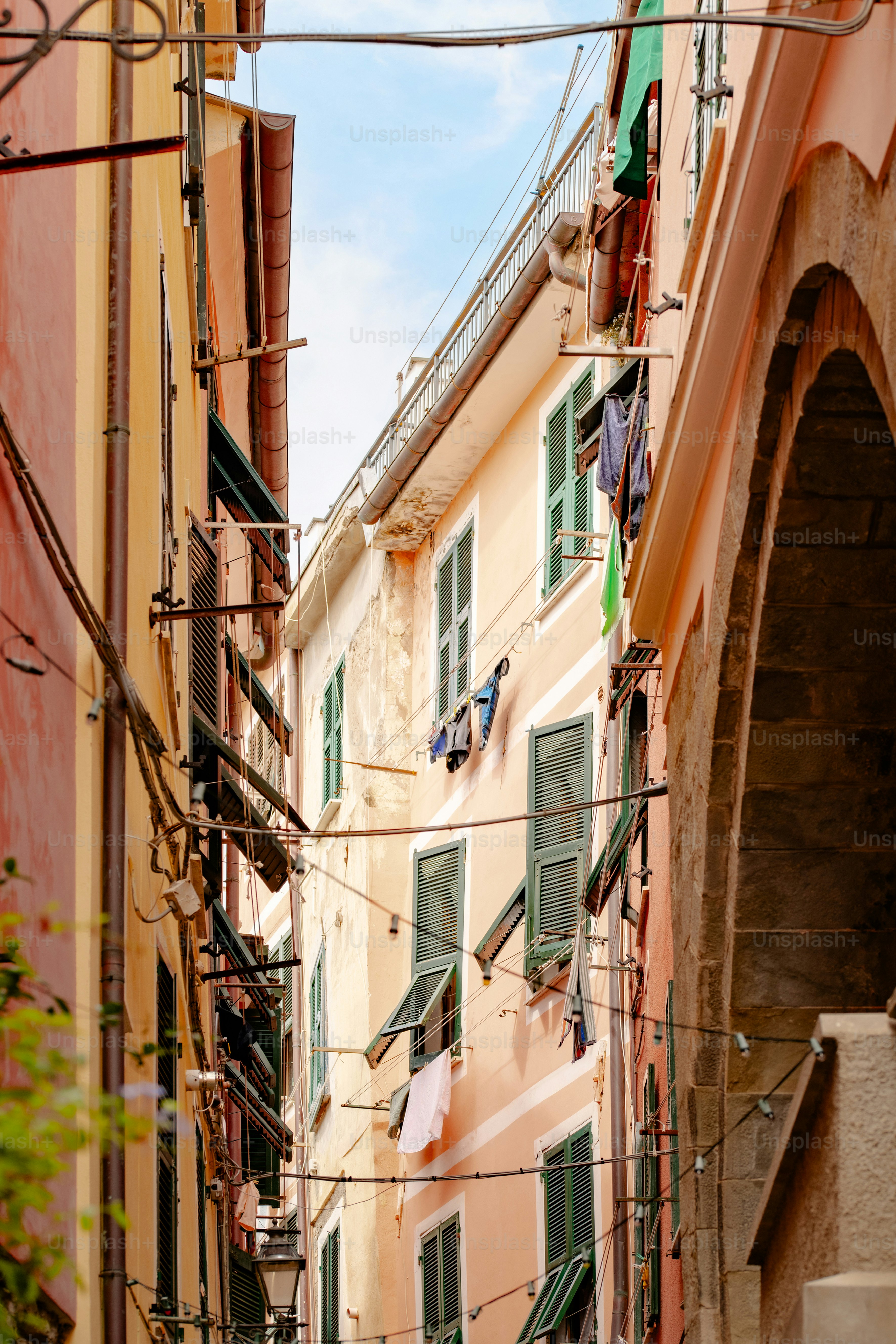 eine schmale Gasse mit Kleidung, die an der Wäscheleine hängt