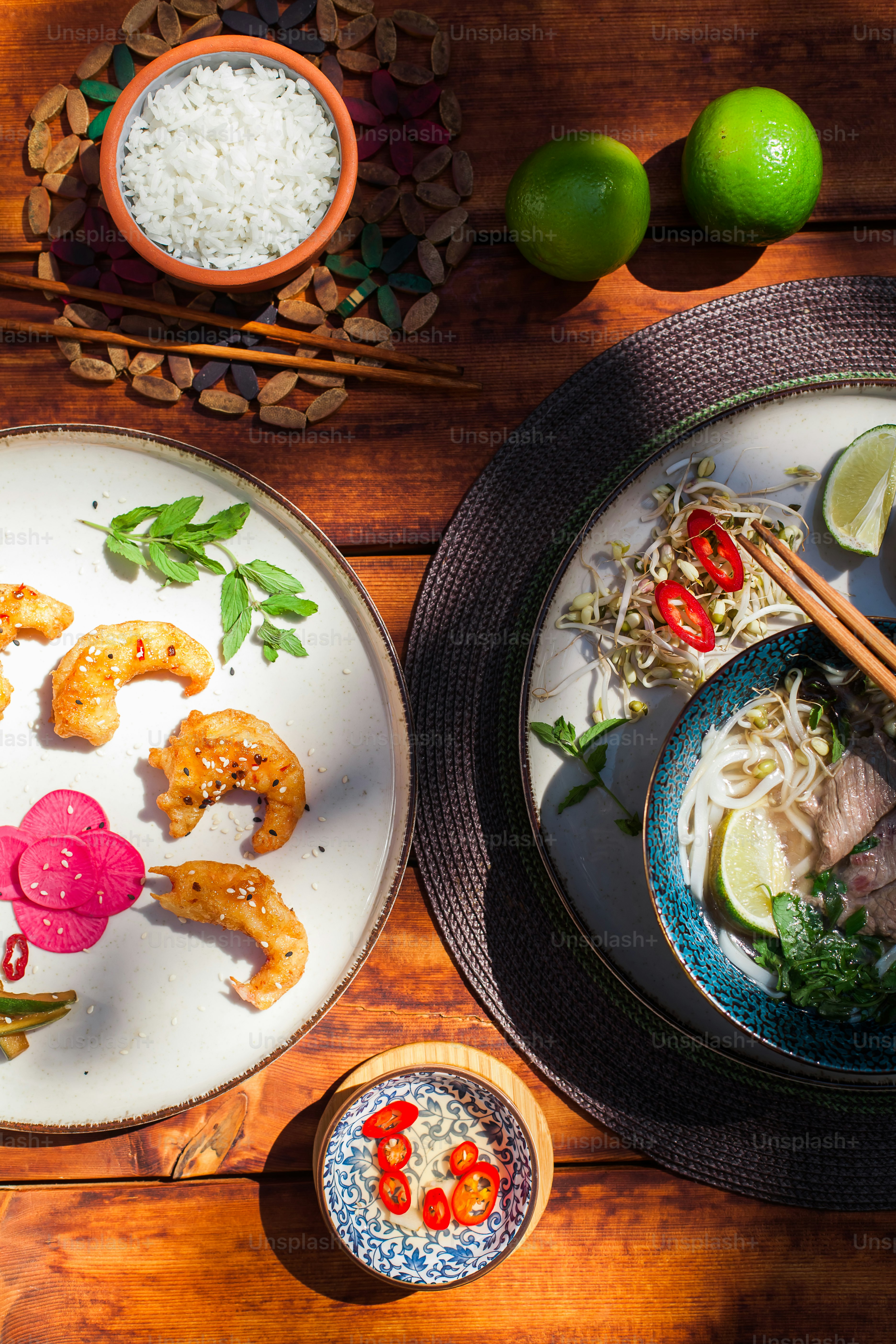 ein Tisch mit Tellern mit Essen und Schüsseln mit Reis