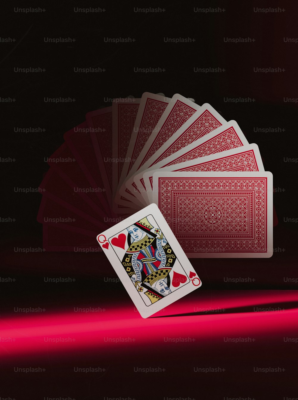 테이블 위에 앉아 있는 카드 놀이 한 벌