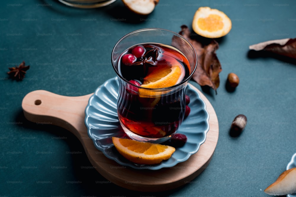 un verre rempli de liquide posé sur une assiette