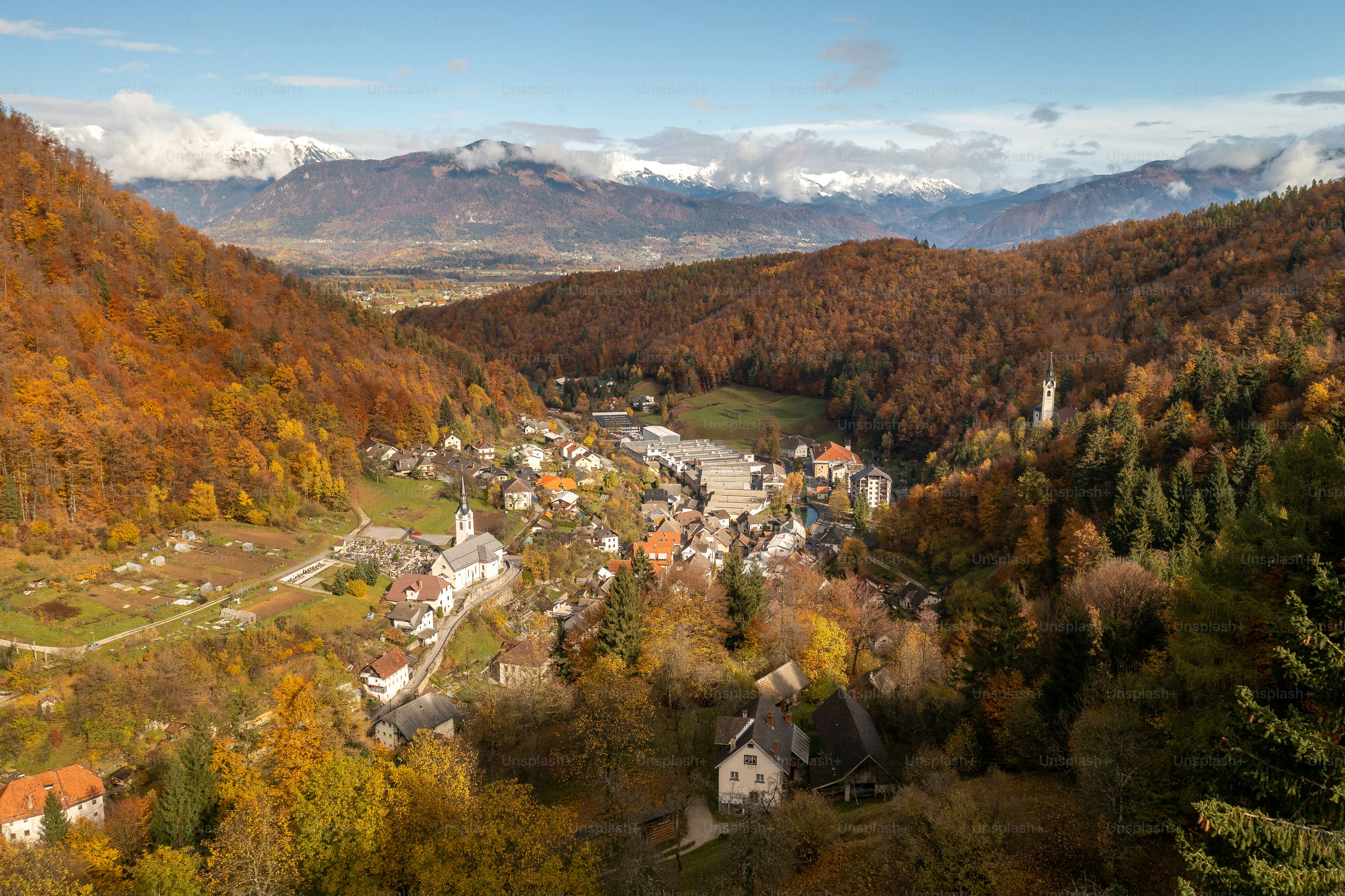 Ein kleines Dorf in einem Tal, umgeben von Bergen