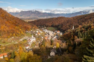 Ein kleines Dorf in einem Tal, umgeben von Bergen