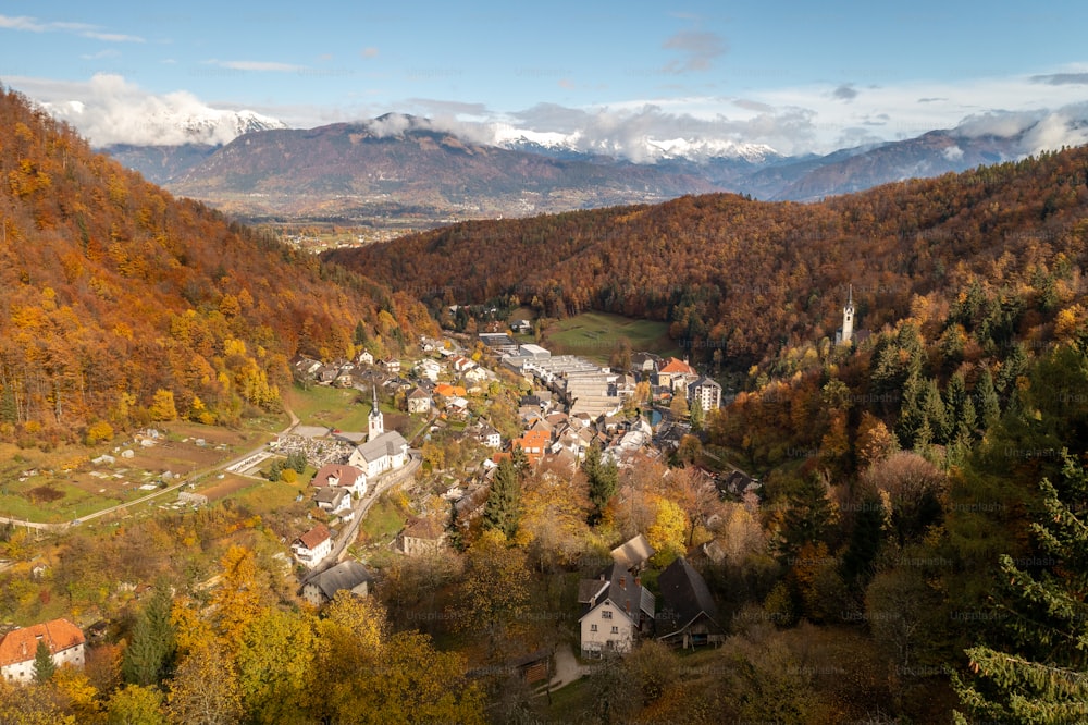 Un piccolo villaggio immerso in una valle circondata da montagne