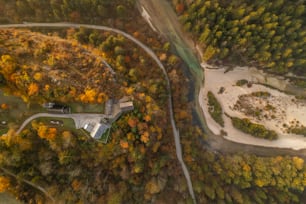 Luftaufnahme eines Hauses, das von Bäumen umgeben ist