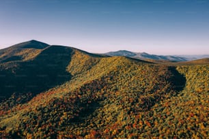 Blick auf eine Bergkette im Herbst