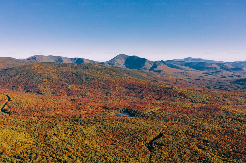 Una veduta aerea di una catena montuosa in autunno