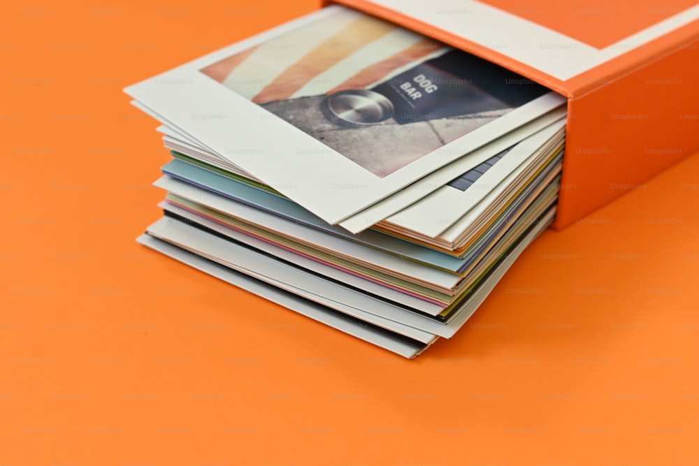 ein Stapel Zeitschriften auf einem orangefarbenen Tisch