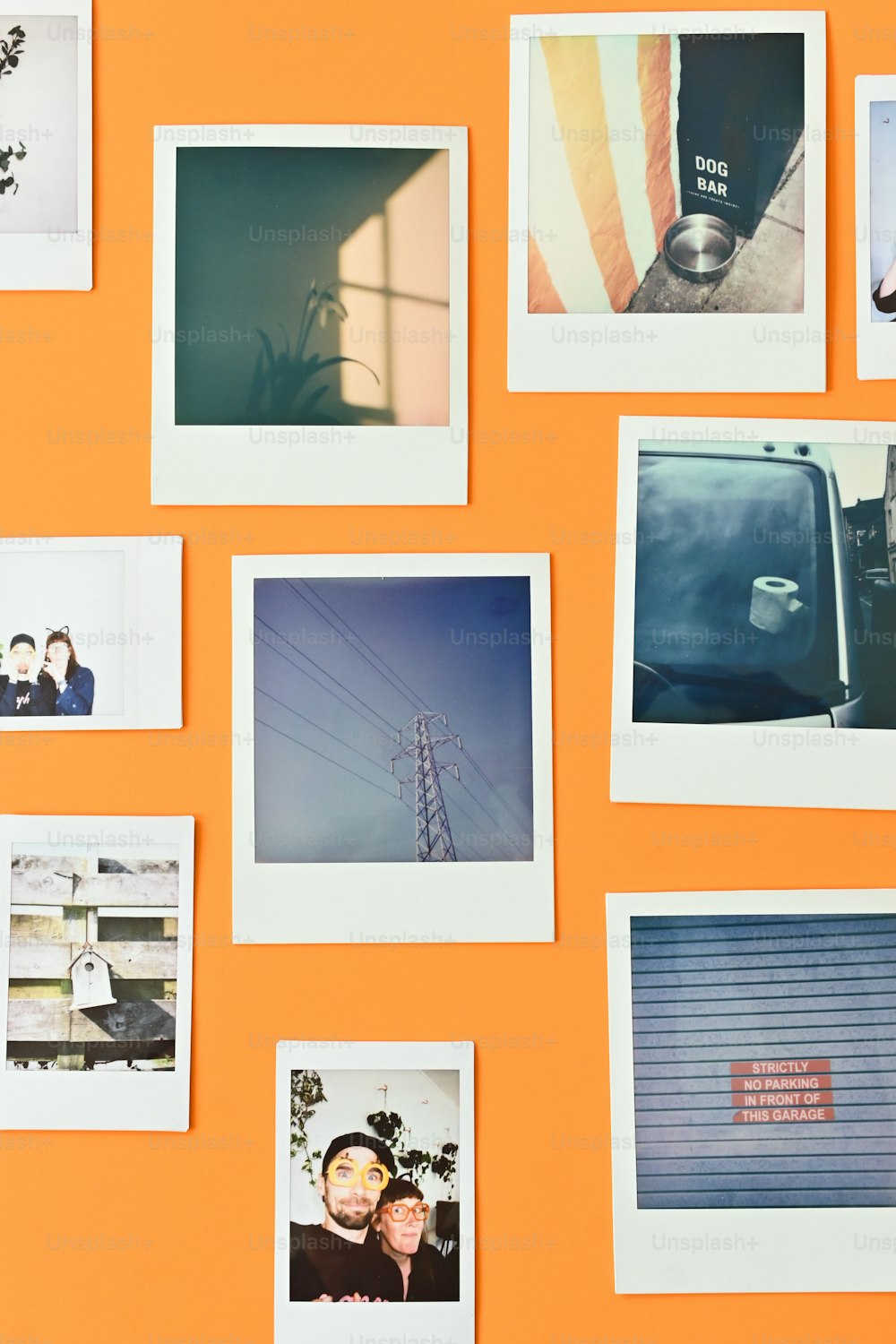 ein Haufen Polaroid-Bilder, die an einer Wand hängen