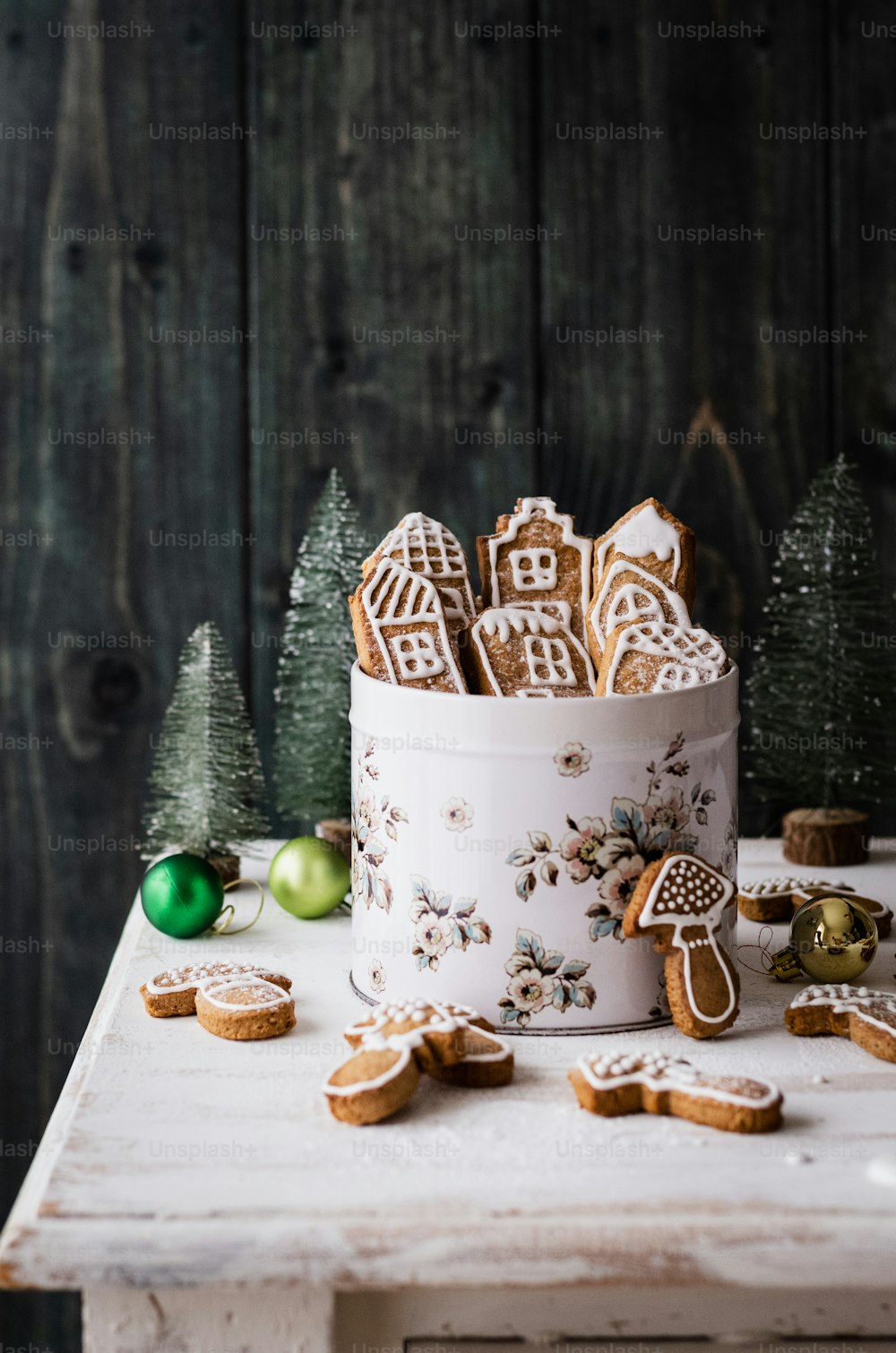 Un pastel decorado con galletas de jengibre y adornos navideños