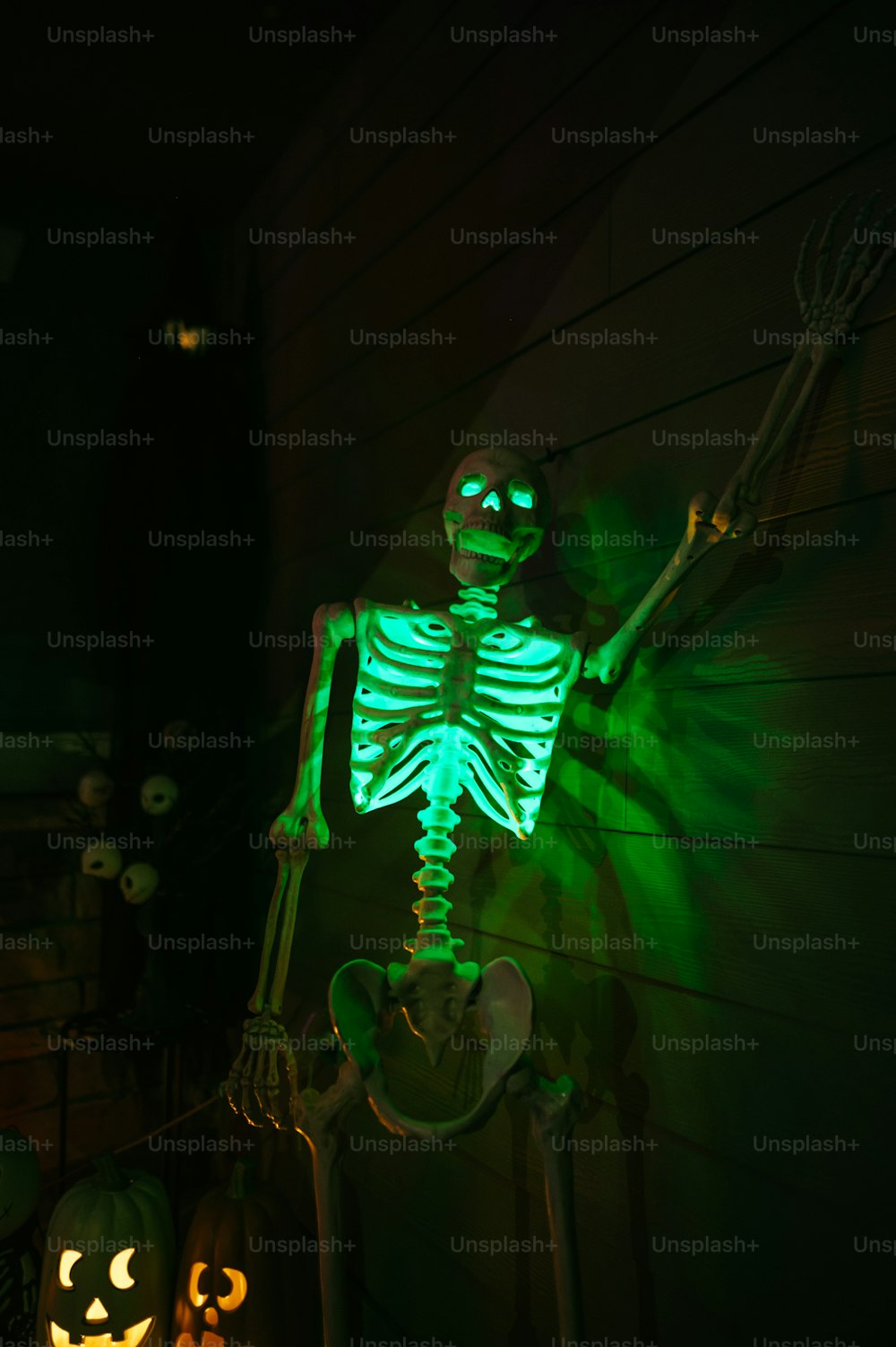 un esqueleto con ojos brillantes y brazos sosteniendo una escoba