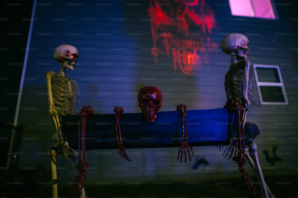 um grupo de esqueletos de pé um ao lado do outro