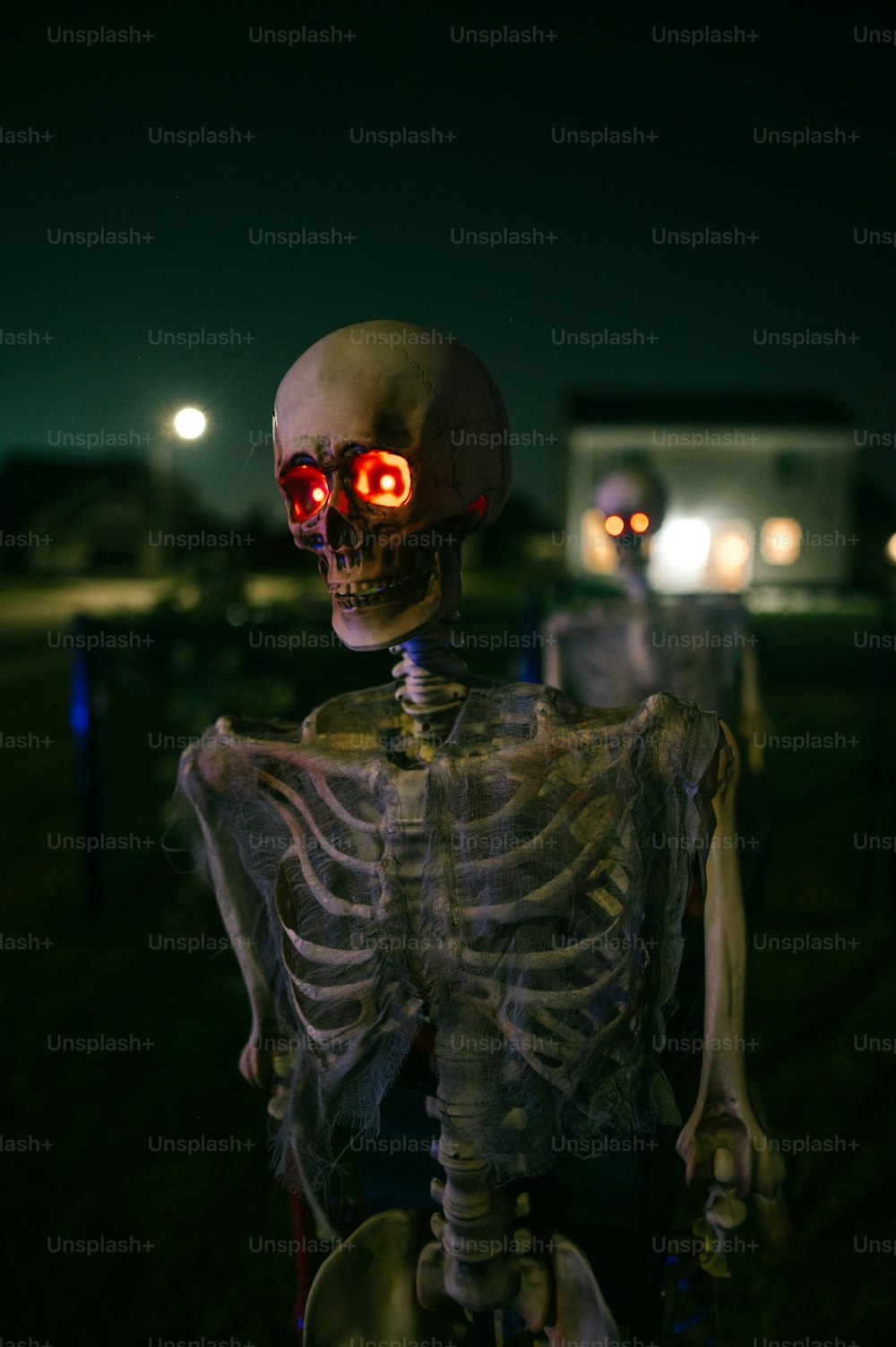 un esqueleto con una luz roja en sus ojos