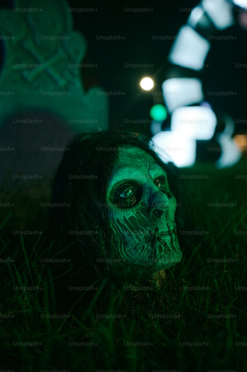un visage effrayant assis dans l’herbe