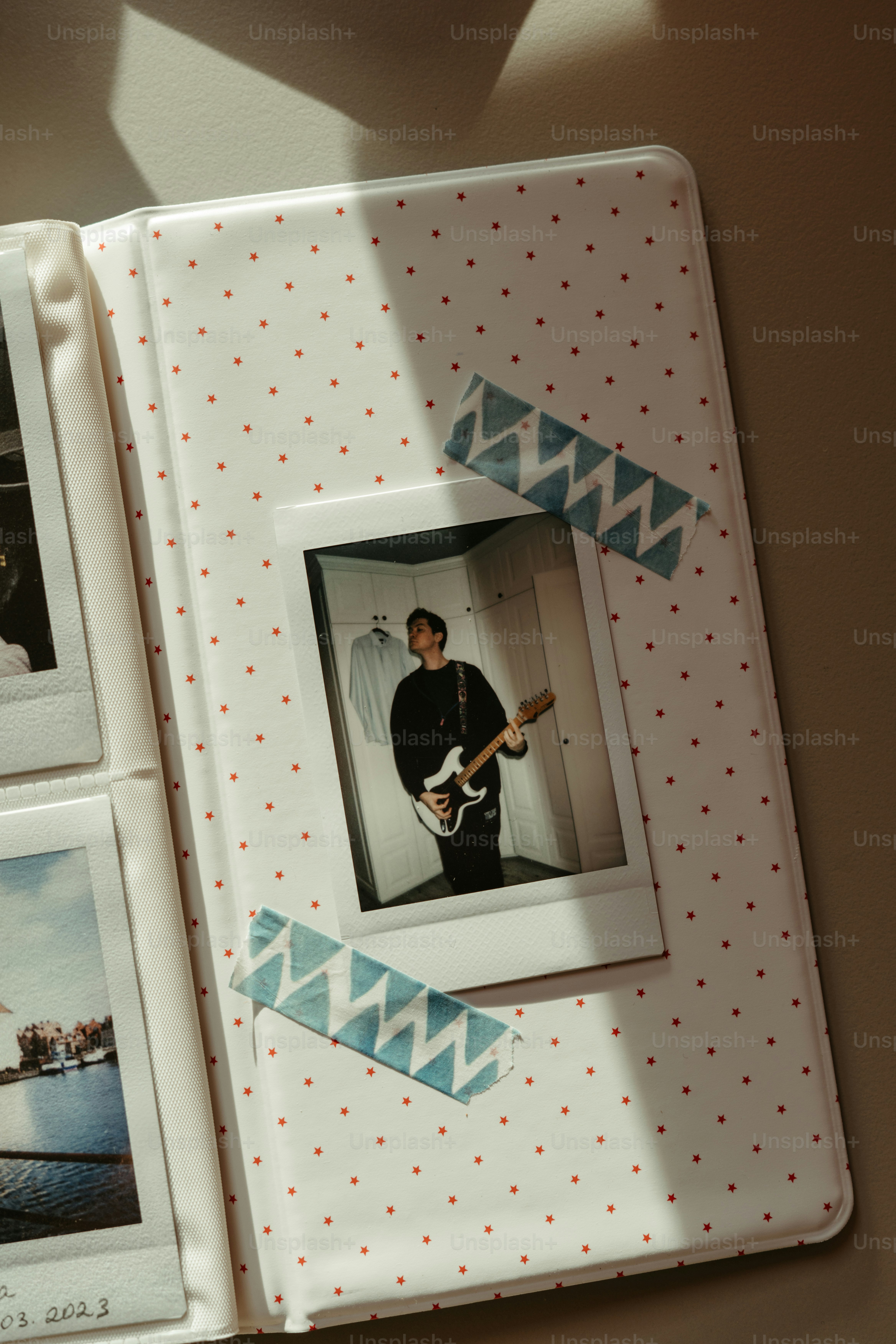 premium_photo-1696592054227-bf992f87ff5b?ixid=M3wxMjA3fDB8MXxzZWFyY2h8NjV8fE1lbW9yeXxlbnwwfHx8fDE3NTQ0OTE5NTB8MA%5Cu0026ixlib=rb-4.1.0