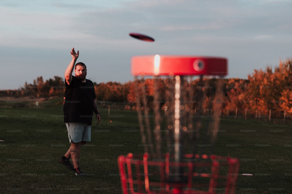 Un uomo che lancia un frisbee in un campo