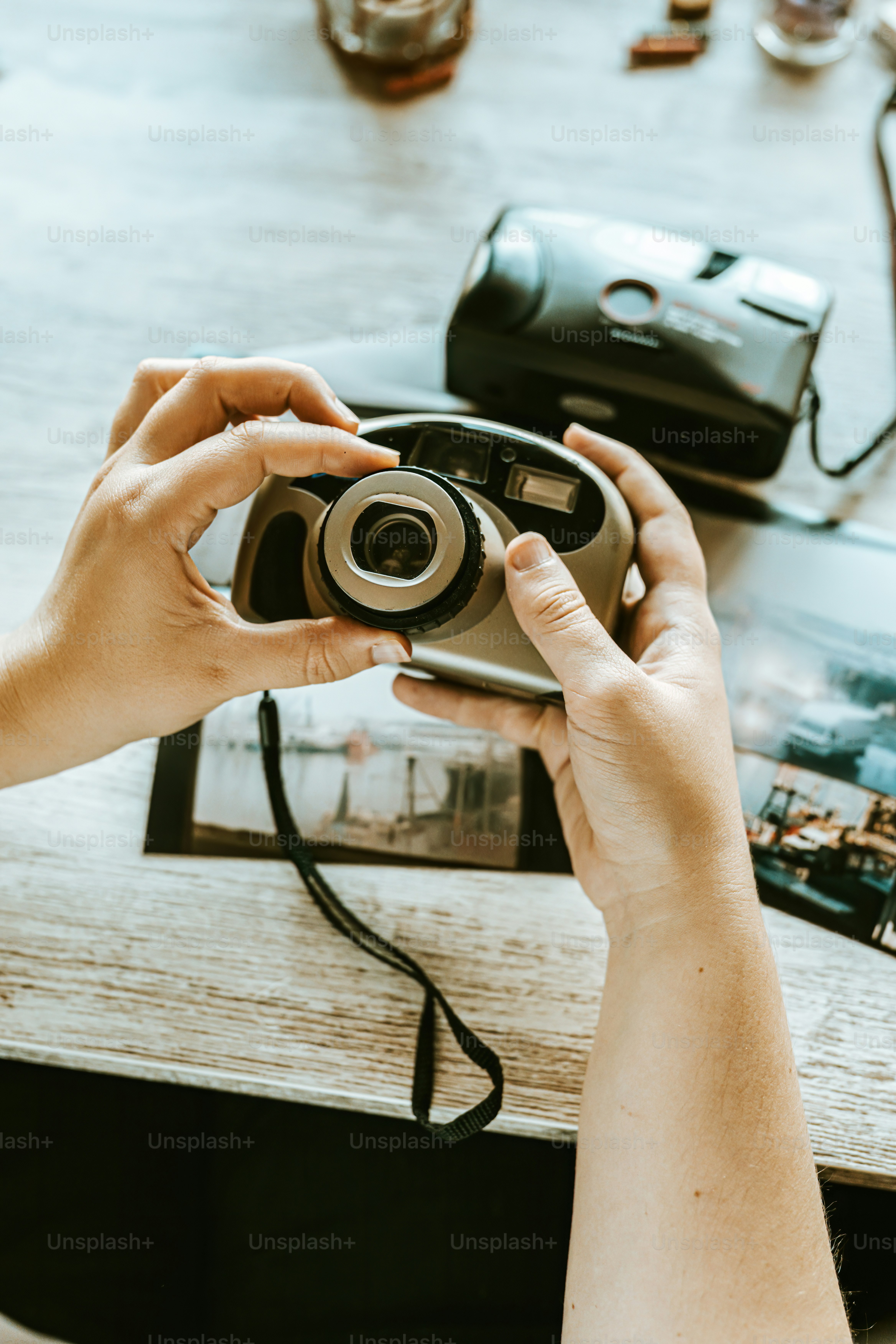una persona che tiene una macchina fotografica in mano