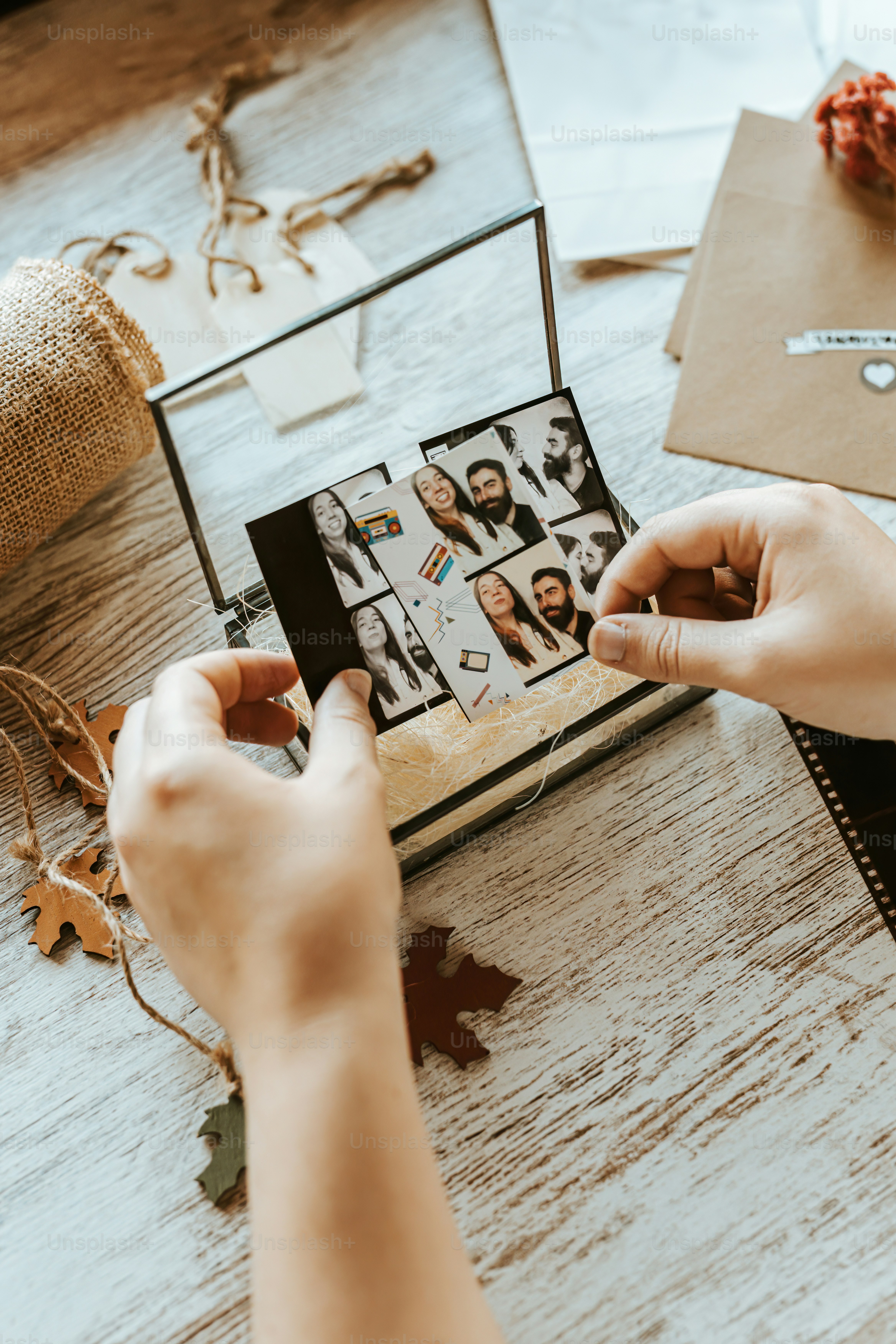 una persona che scatta una foto con un telefono cellulare