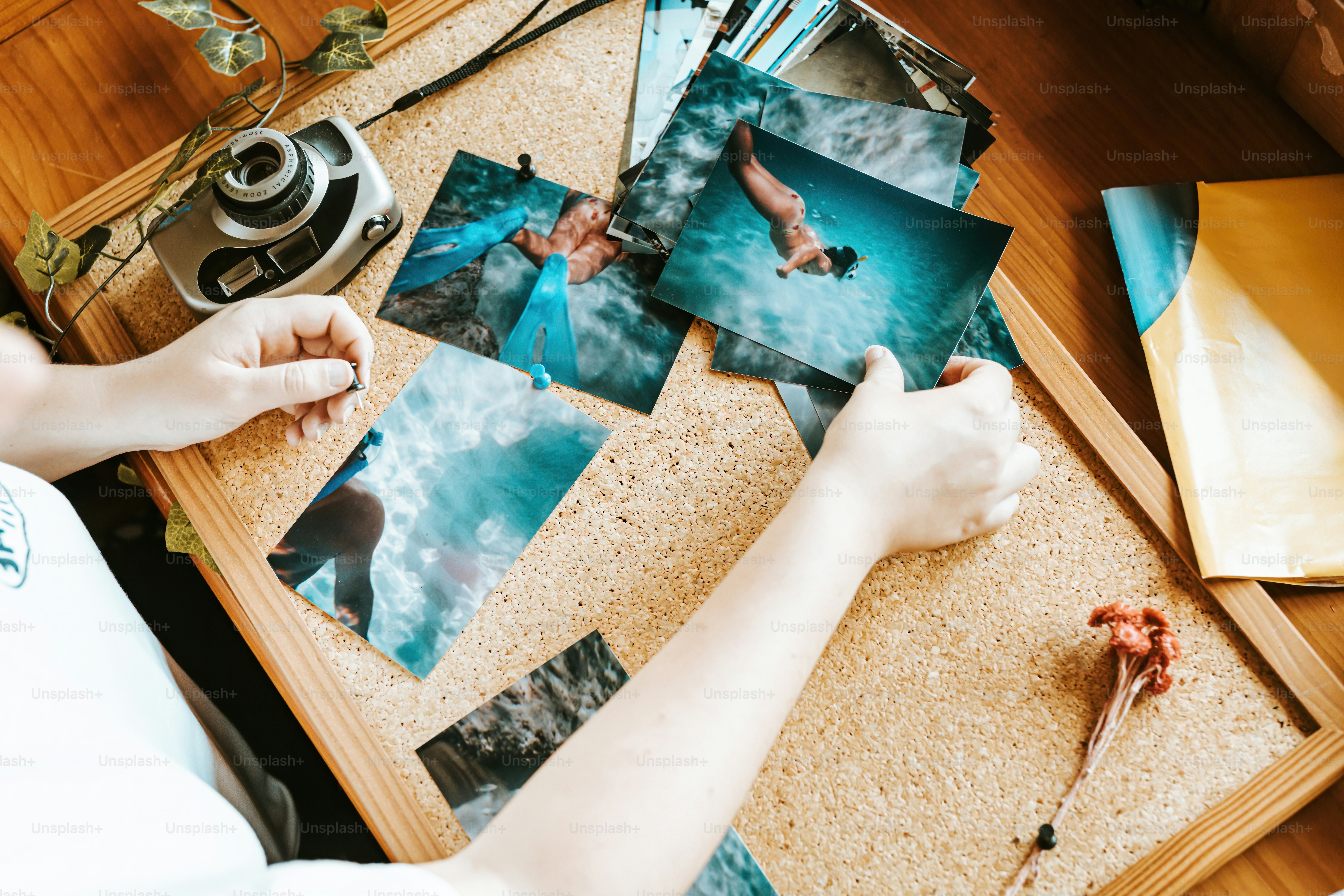 Una persona sta facendo foto su un tavolo