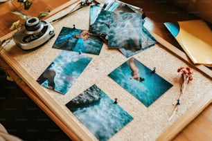une table surmontée de photos de personnes nageant