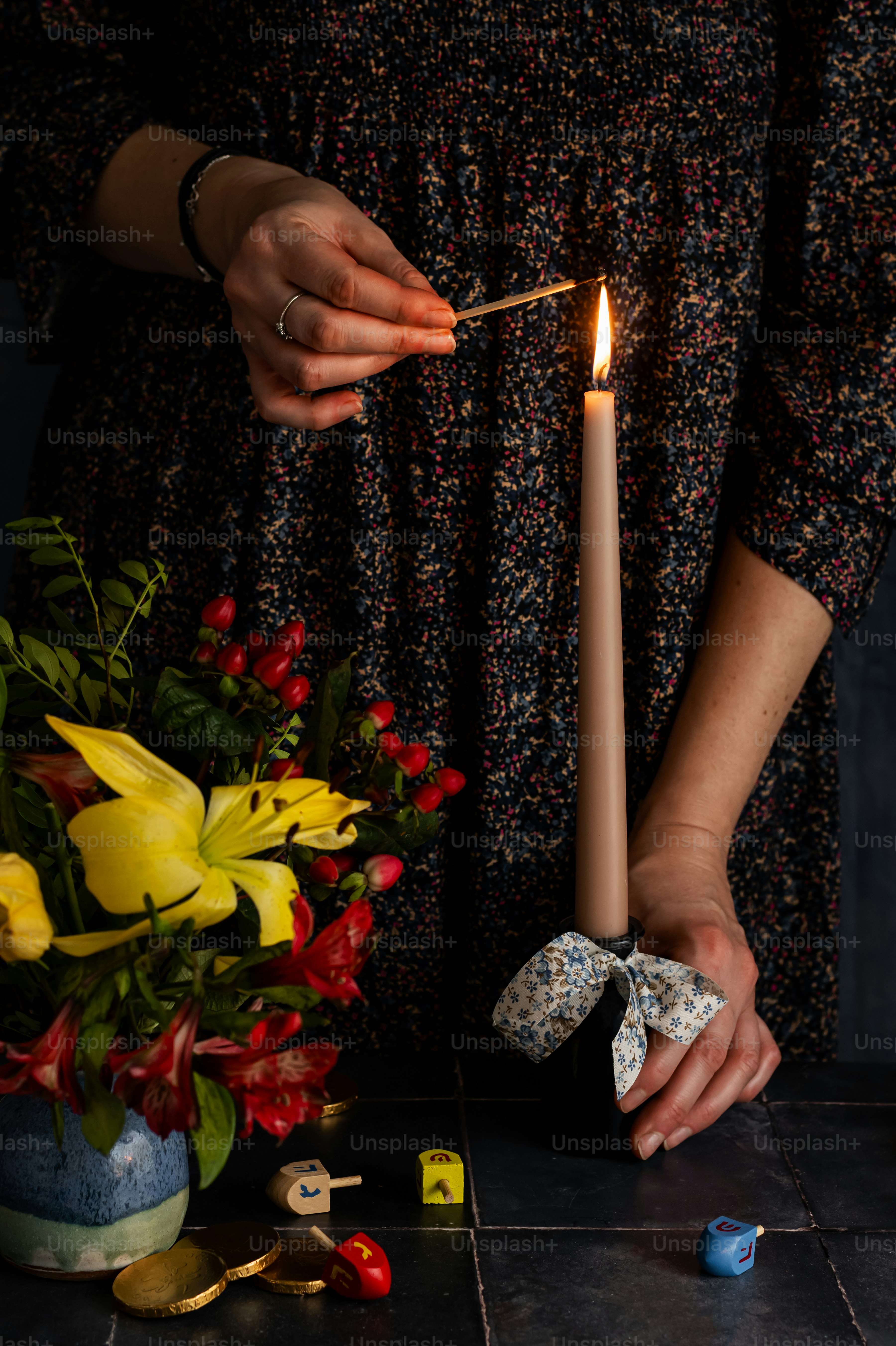 una persona che accende una candela su un tavolo
