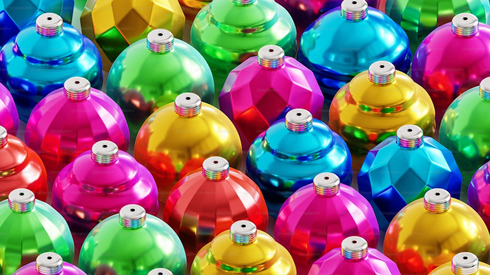 Un grand groupe d’ornements de Noël colorés
