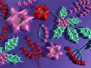 Un grupo de adornos navideños en una superficie púrpura