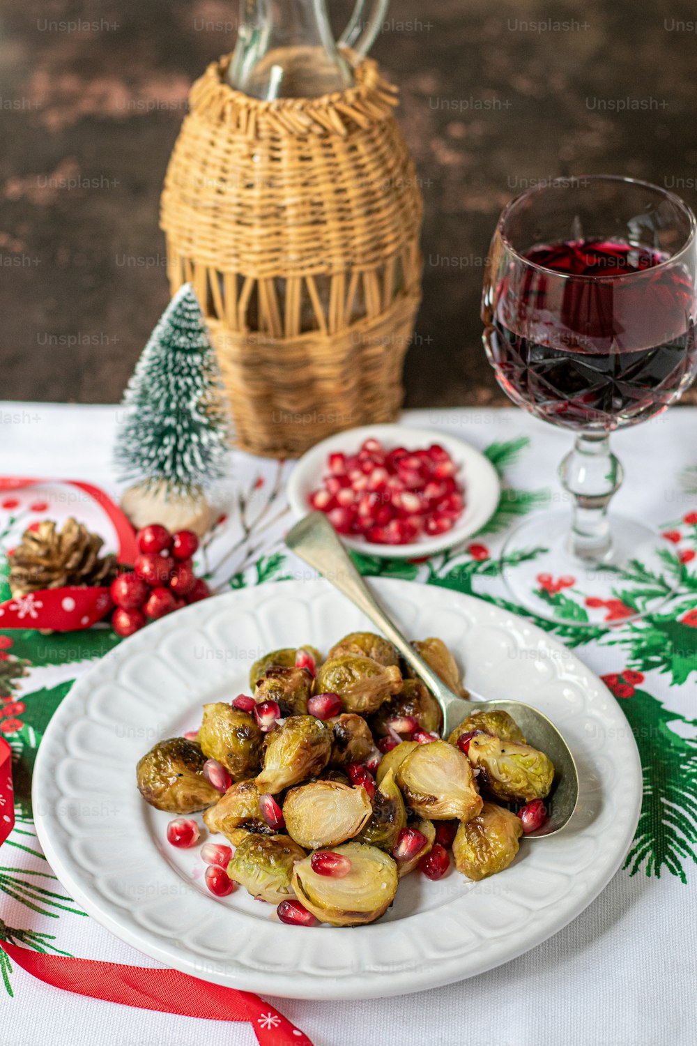 une assiette blanche garnie de nourriture à côté d’un verre de vin