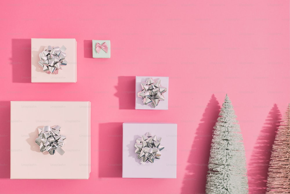 una pared rosa con adornos navideños