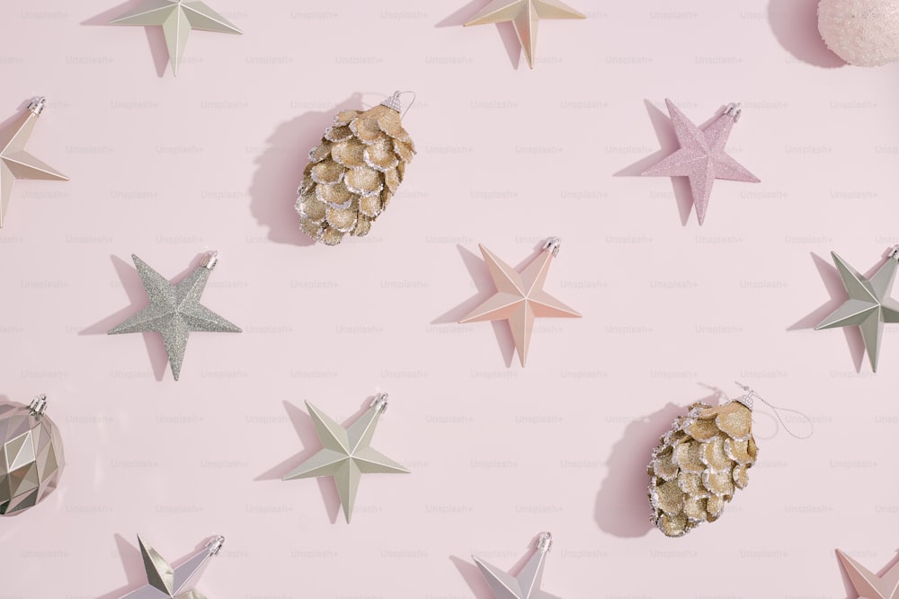 una pared rosa con decoraciones de estrellas y un adorno de piña