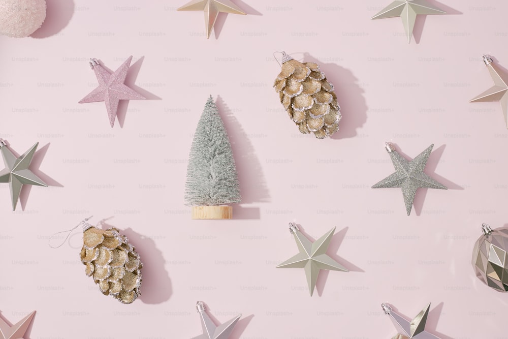 Uma árvore de Natal cercada por ornamentos em forma de estrela