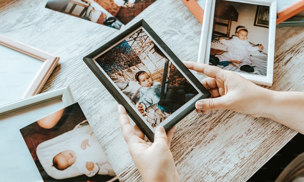 una persona sosteniendo una foto de una familia