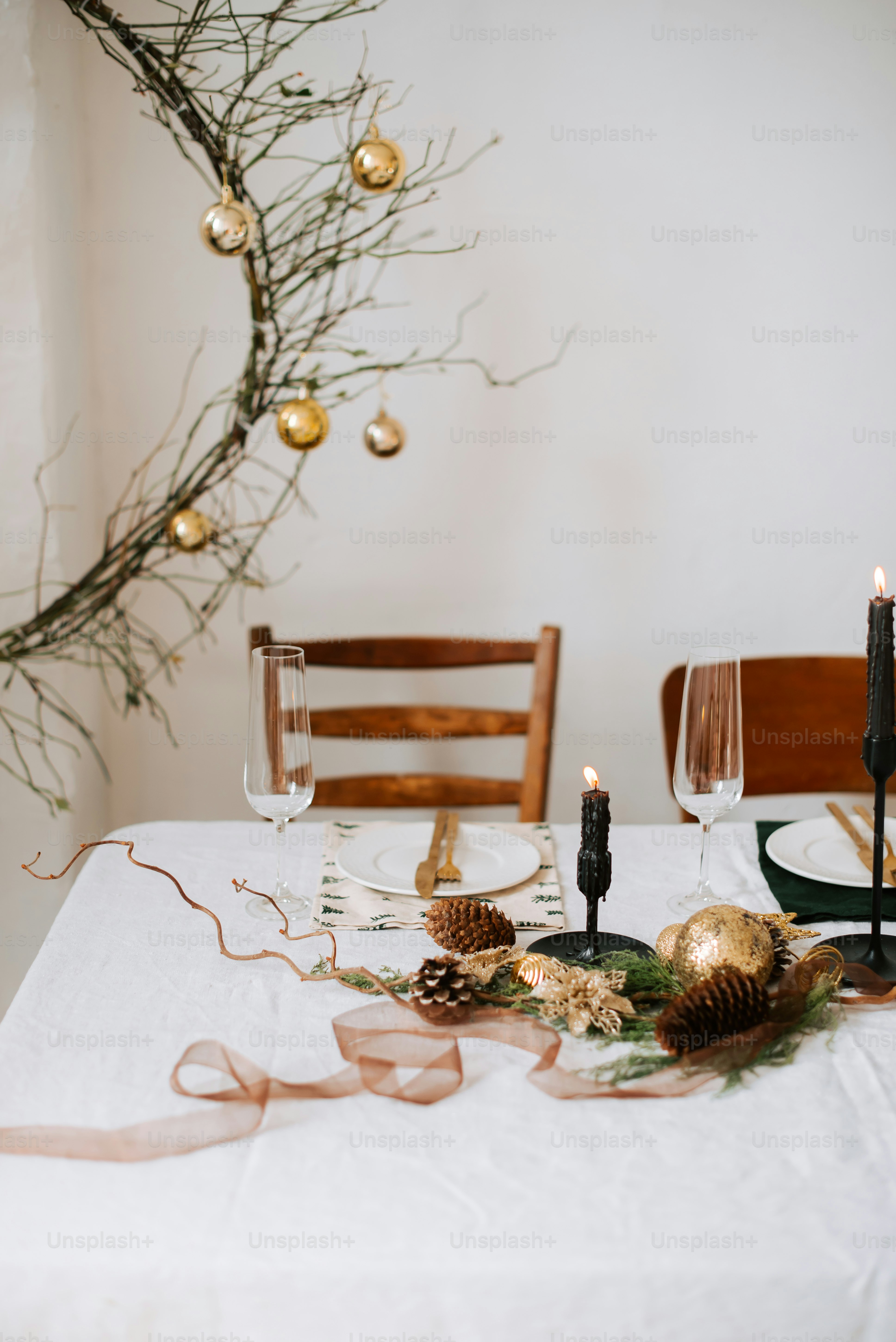 uma mesa com uma toalha de mesa branca e algumas velas