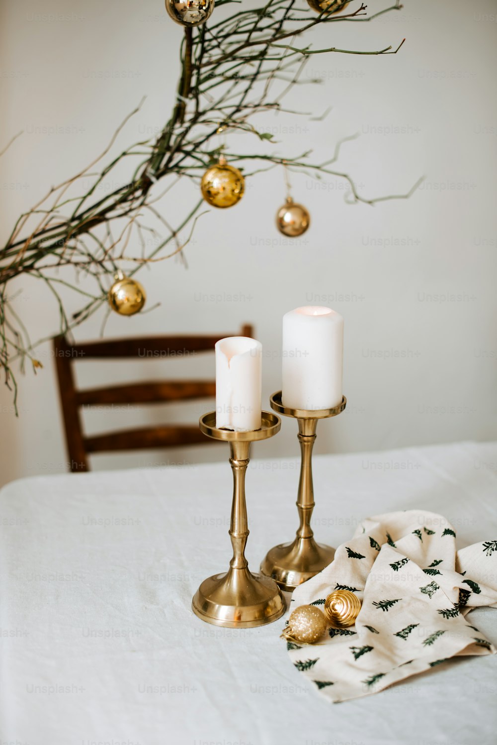 테이블 위에 앉아 있는 두 개의 촛불