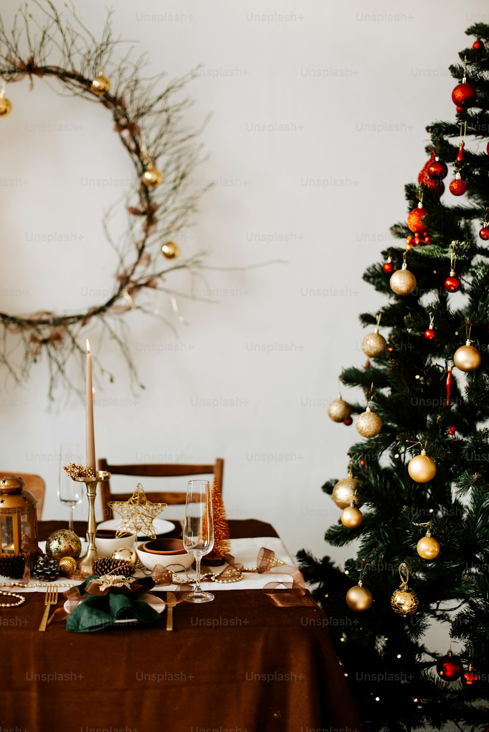 Una mesa con un árbol de Navidad al fondo
