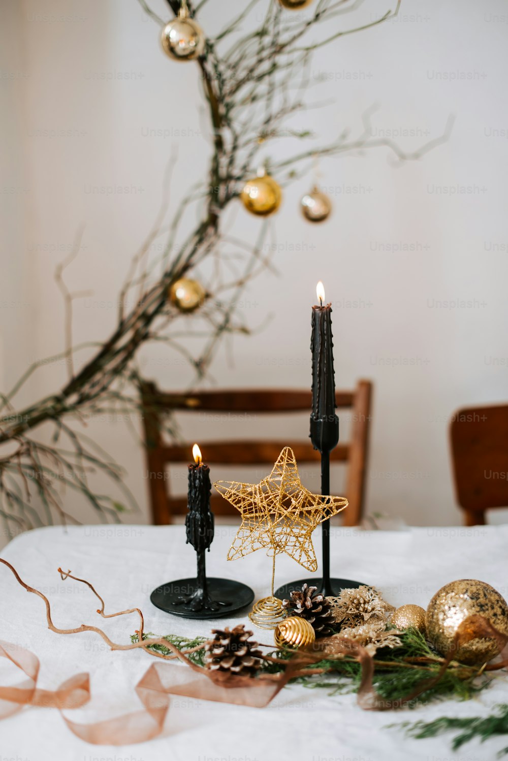 ein Tisch mit Kerzen und Ornamenten