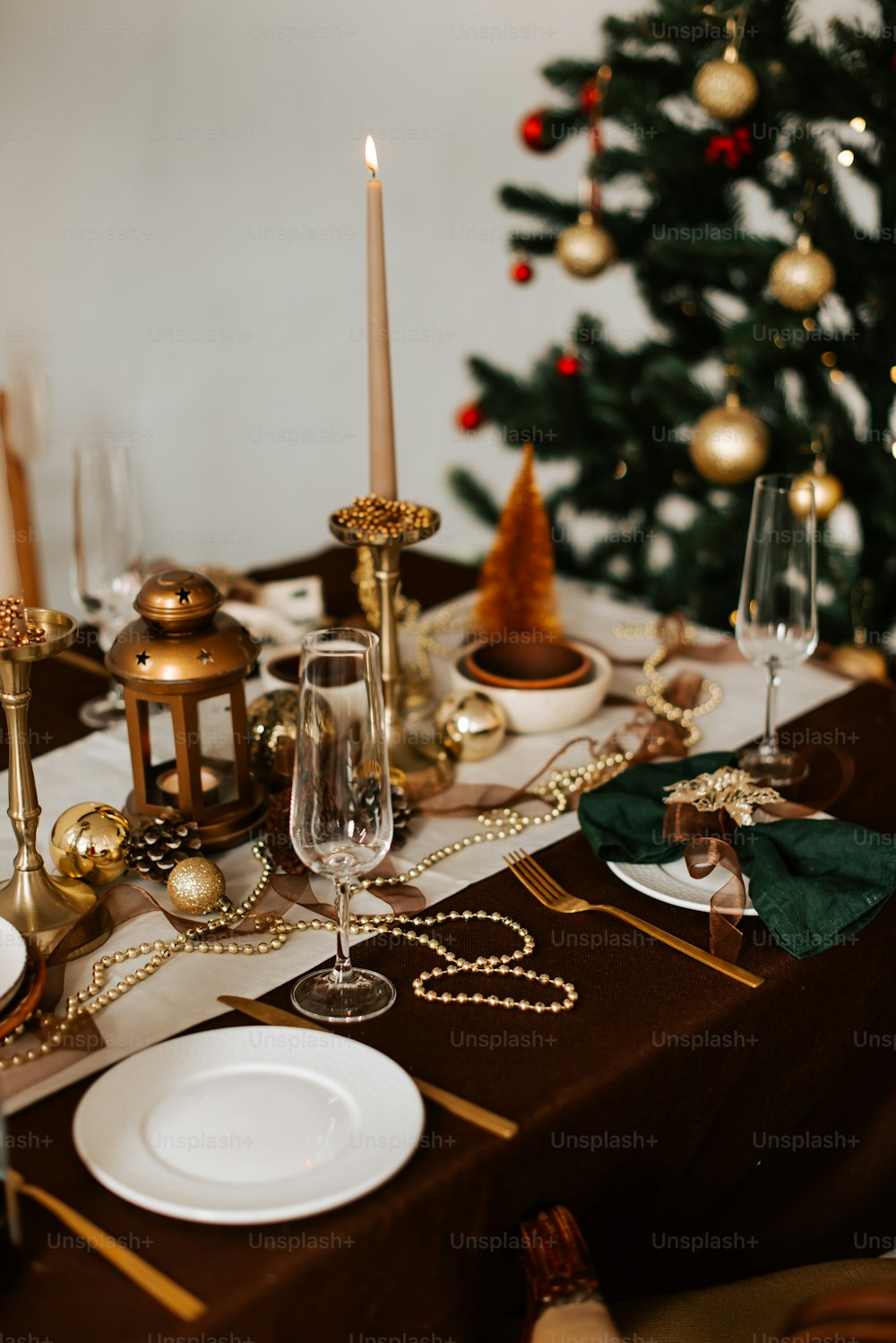 ein Tisch mit einem Weihnachtsbaum im Hintergrund