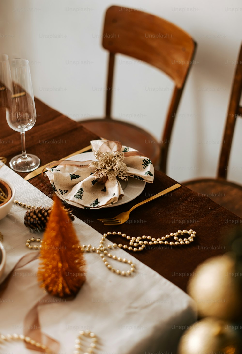 una mesa puesta para una cena navideña con un plato, cubiertos y un