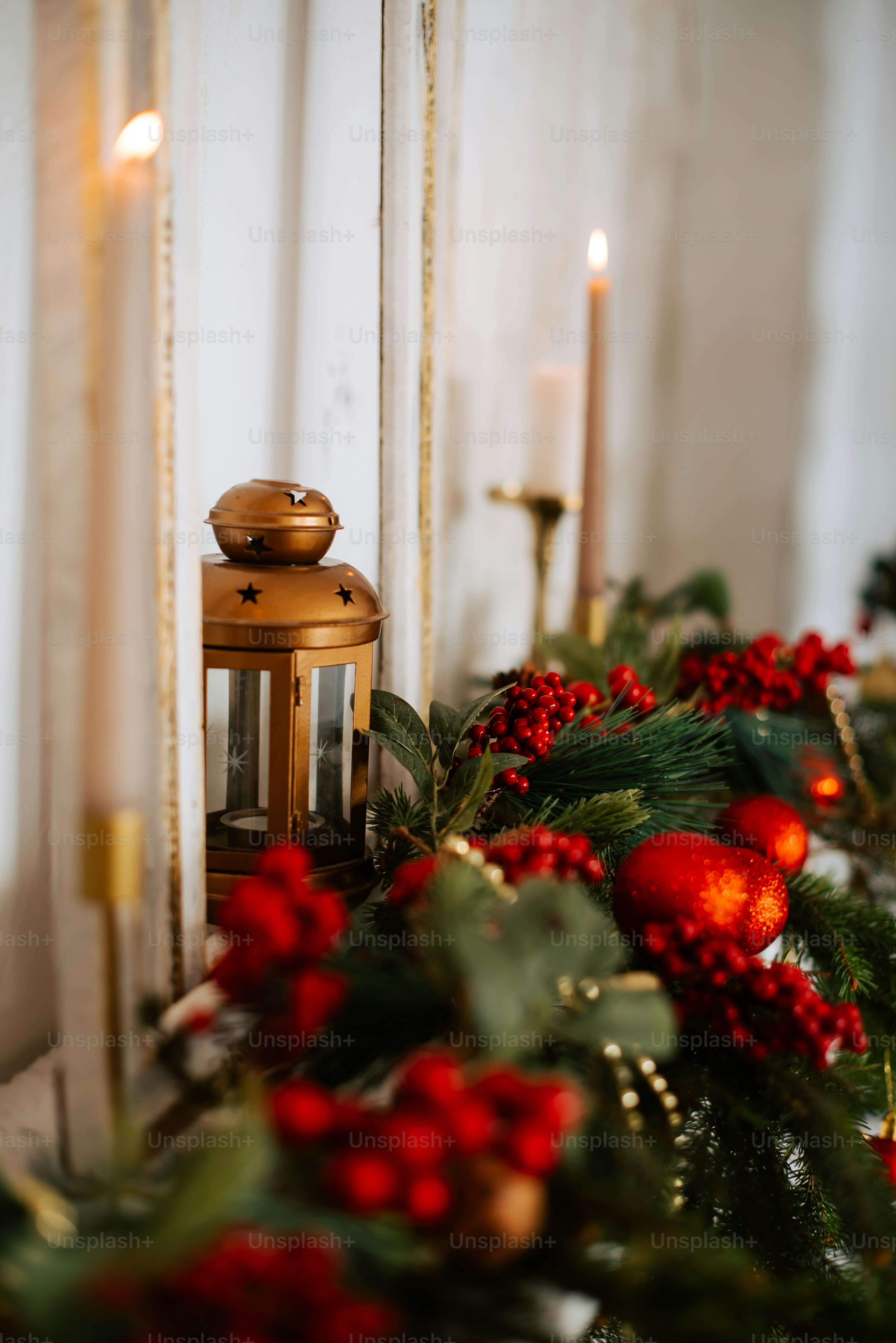 Eine Weihnachtsszene mit einer Kerze und einer Laterne