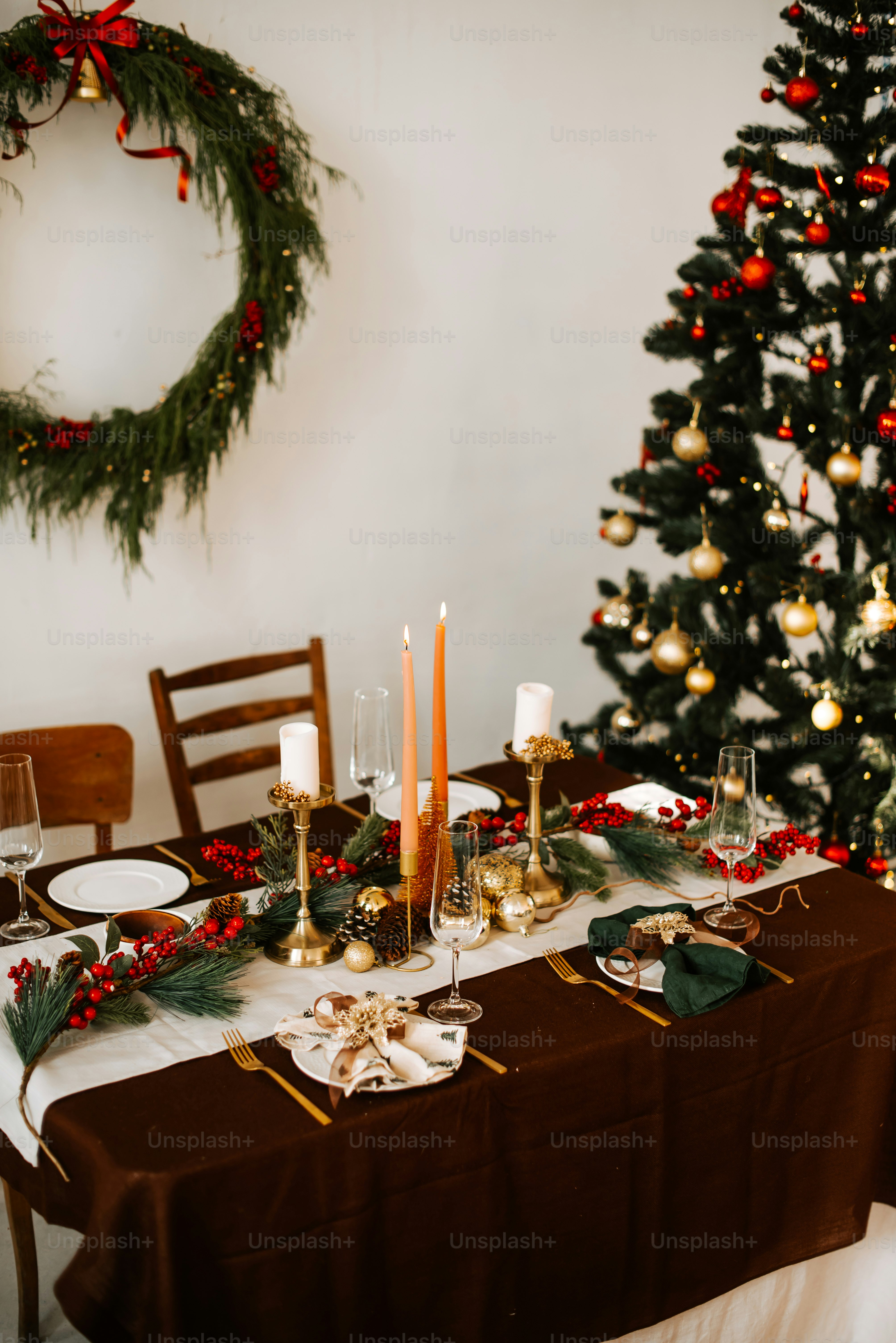 Um cenário de mesa de Natal com velas e decorações