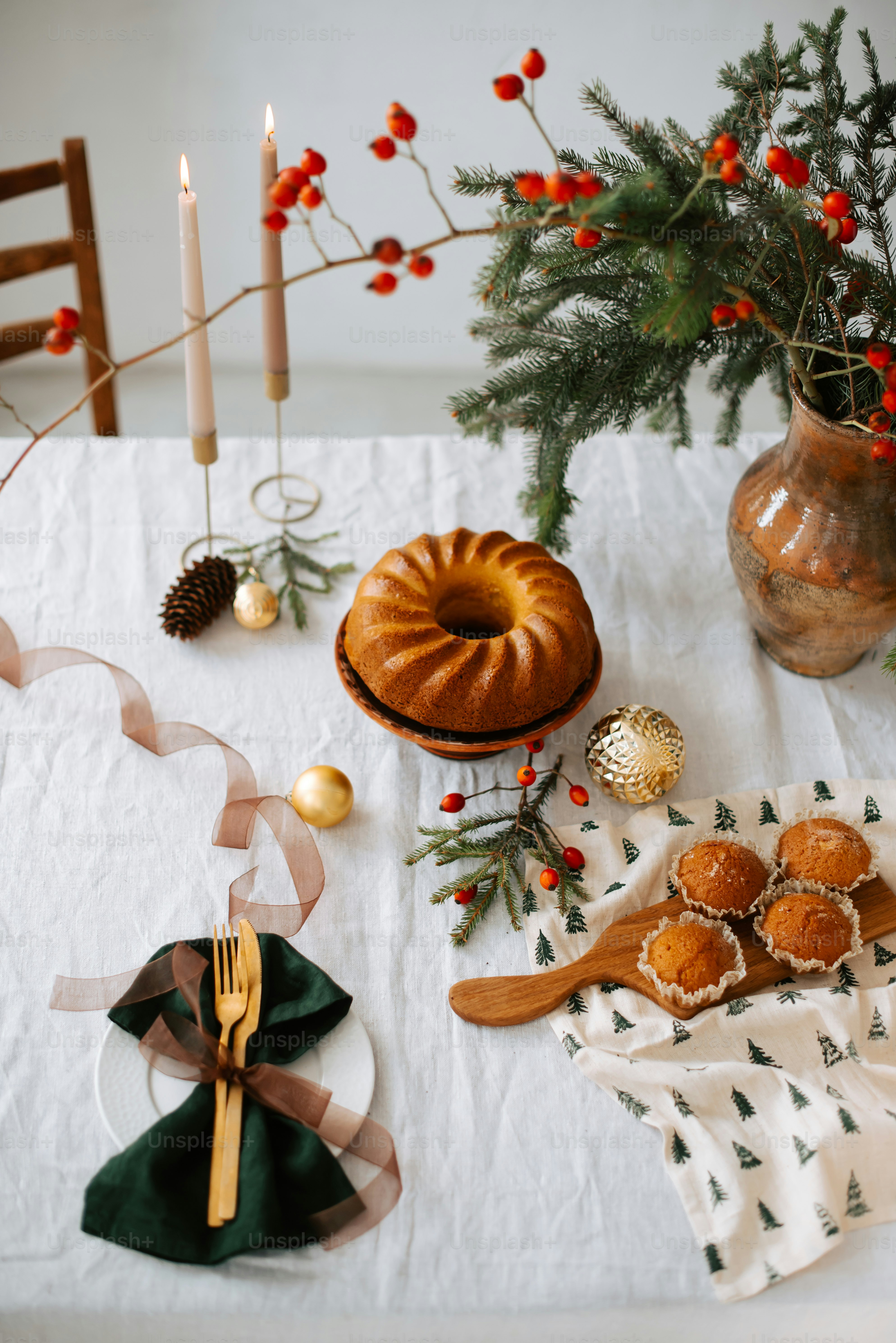 Ein Tisch mit Gugelhupf neben einem Weihnachtsbaum