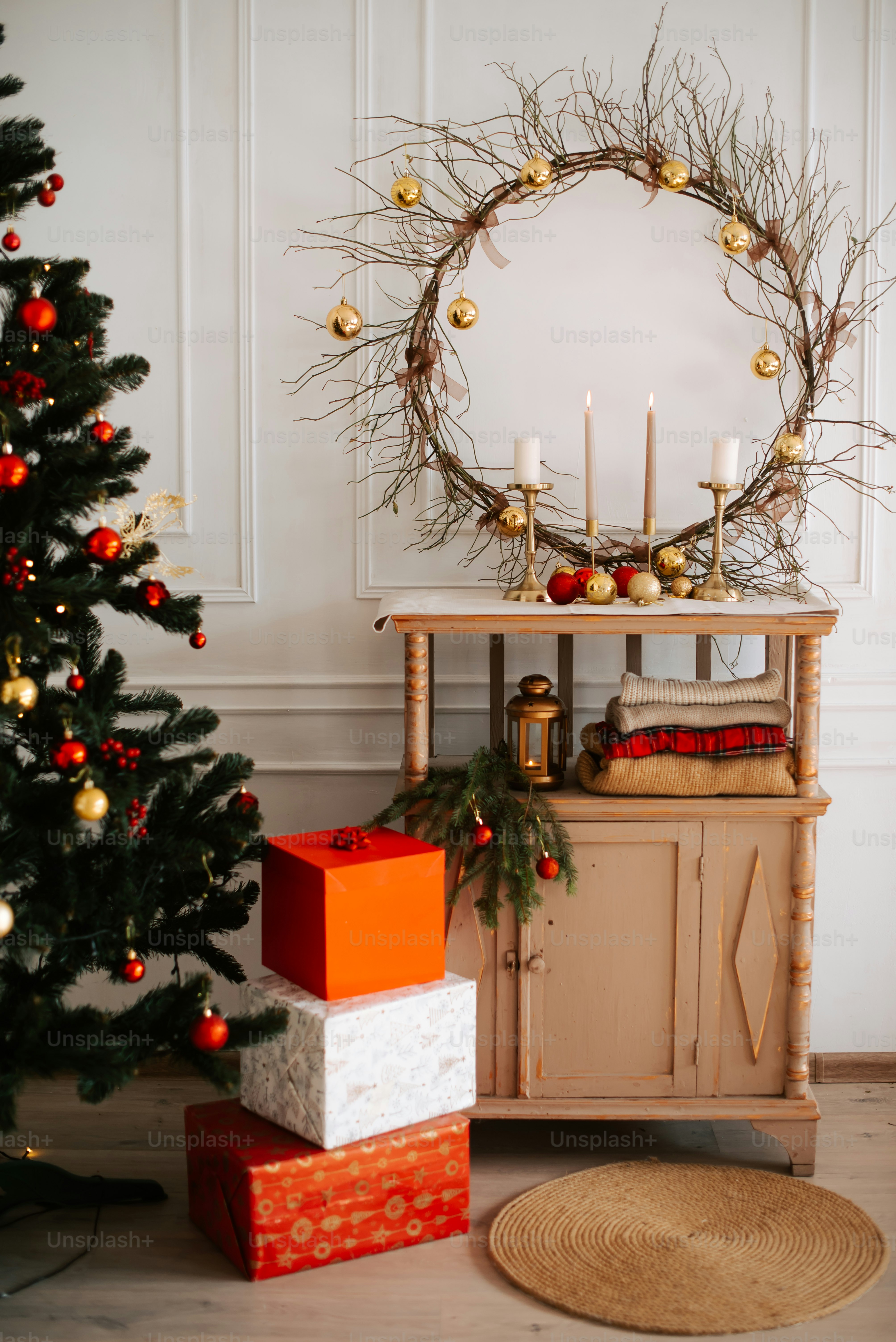 Un sapin de Noël et des cadeaux devant un miroir